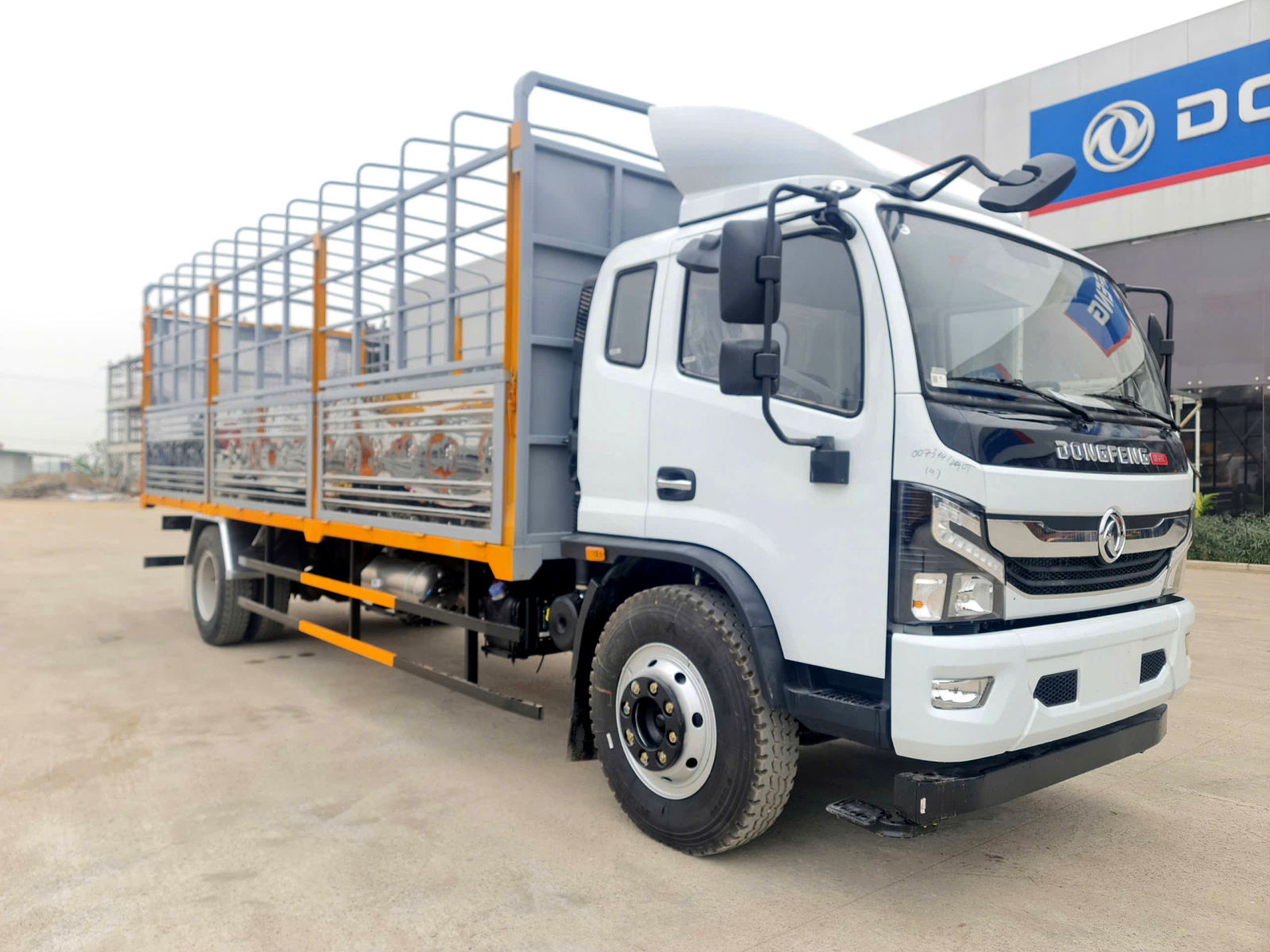 Xe tải Dongfeng Đông Phong 9 tấn 1 thùng bạt thiết kế mạnh mẽ hiện đại